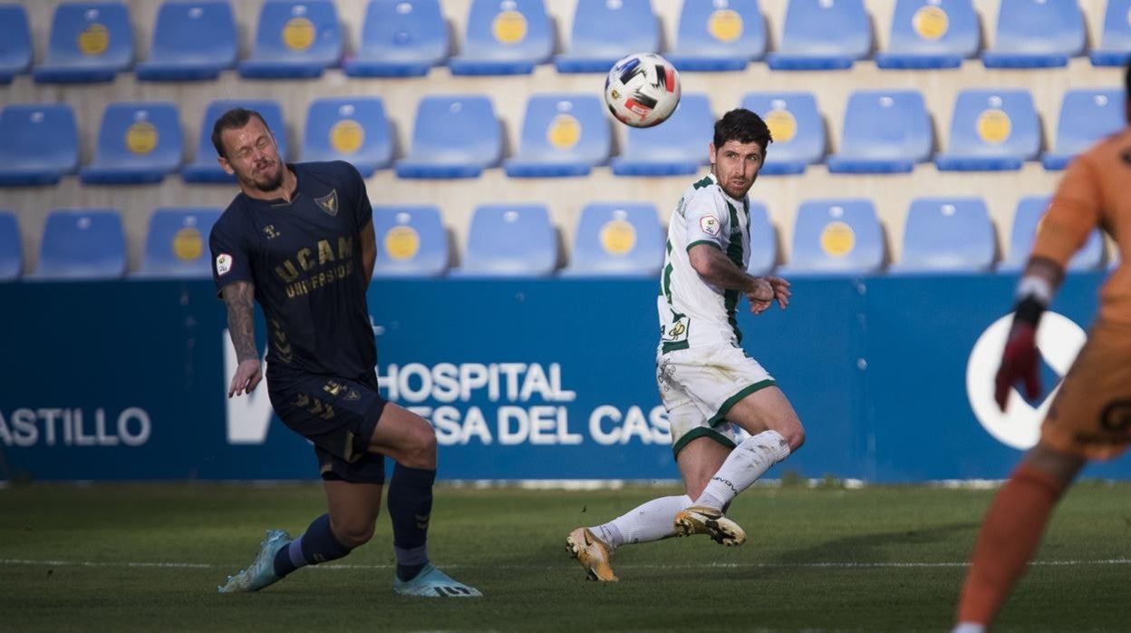 Javi Flores ejecuta un centro ante el UCAM este domingo en La Condomina