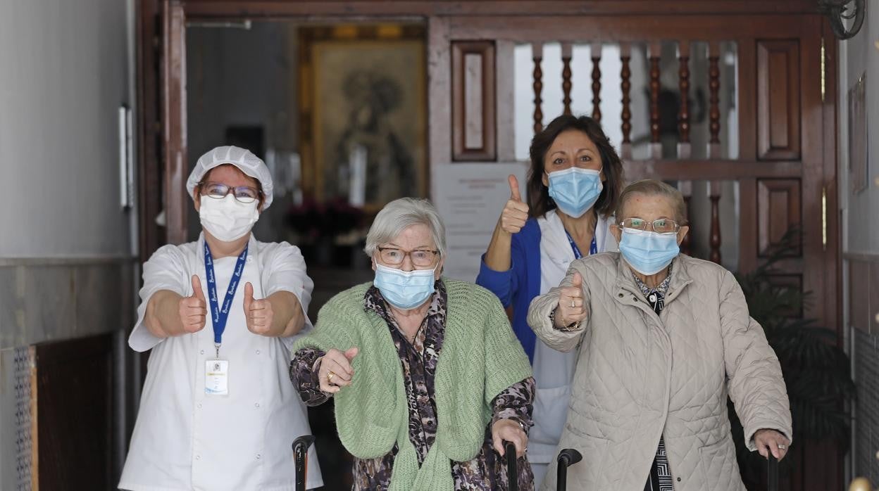Ancianos y personal de la residencia de Los Dolores