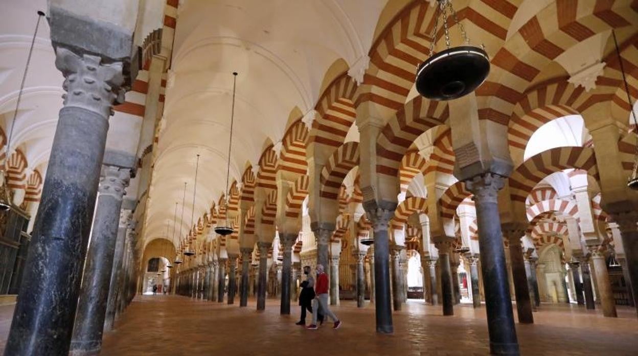 Dos personas dentro de la Mezquita-Catedral