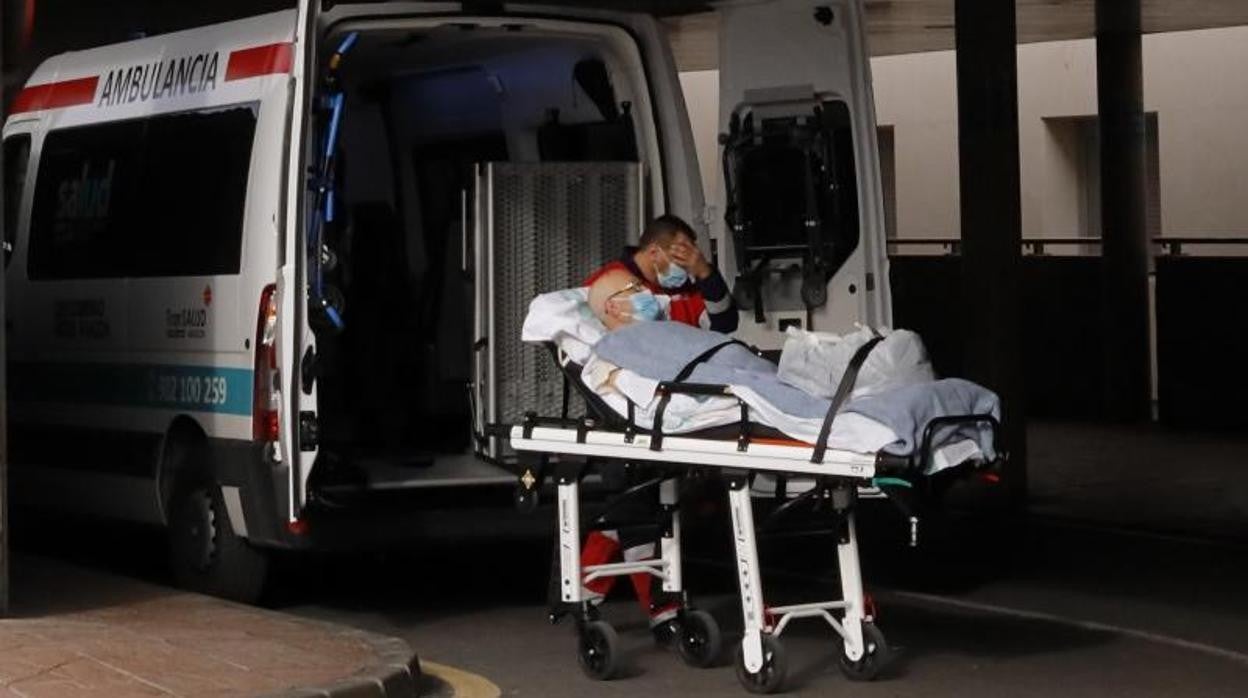 Un enfermo de Covid es trasladado a un centro hospitalario