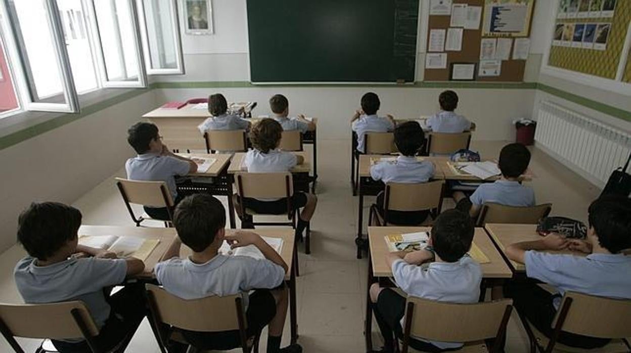 Alumnos en clase en una imagen de archivo