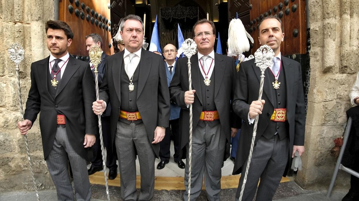 El alcalde de Sevilla, Juan Espadas (segundo por la izquierda), en la presidencia de la hermandad de la Hiniesta