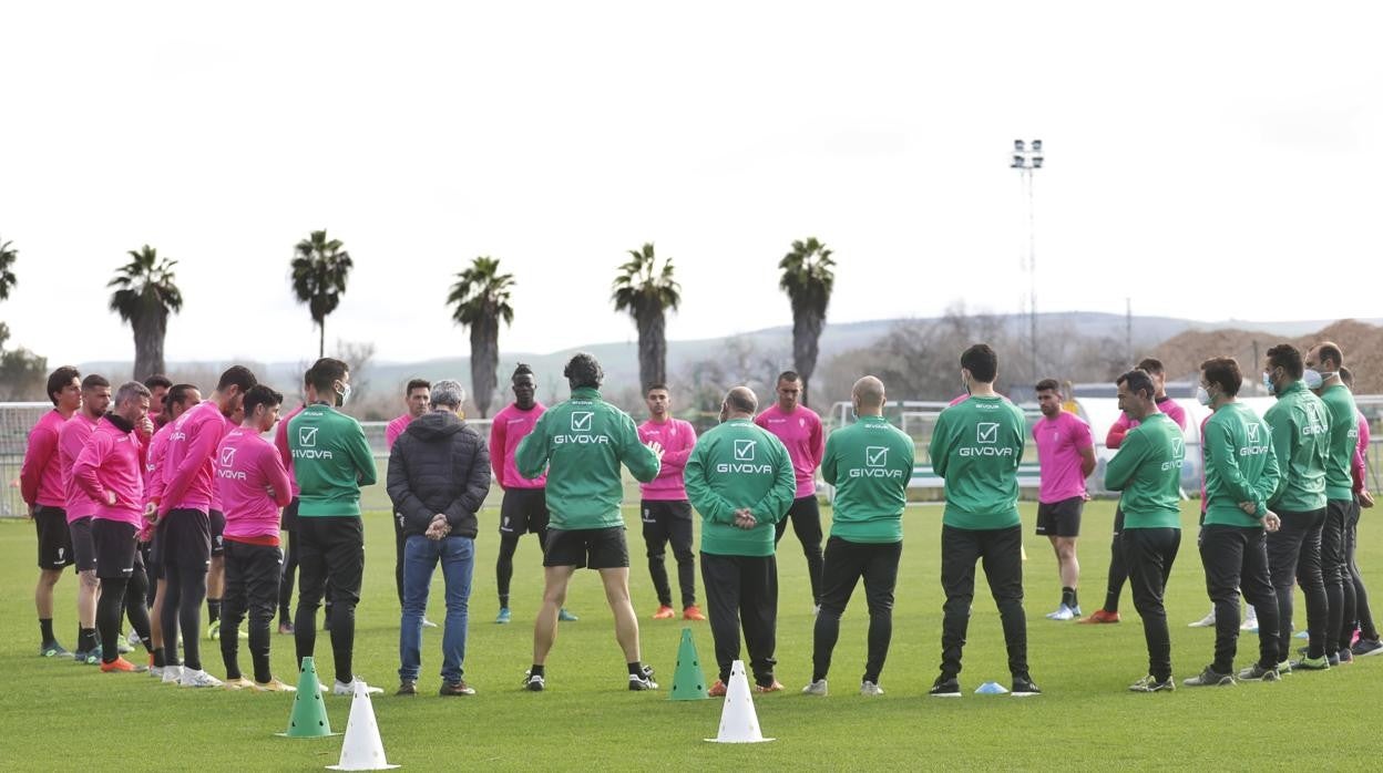 La plantilla del Córdoba CF, en el entrenamiento del lunes en la Ciudad Deportiva