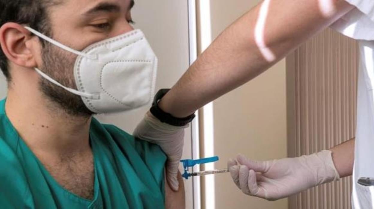 Un sanitario recibe la vacuna contra el coronavirus
