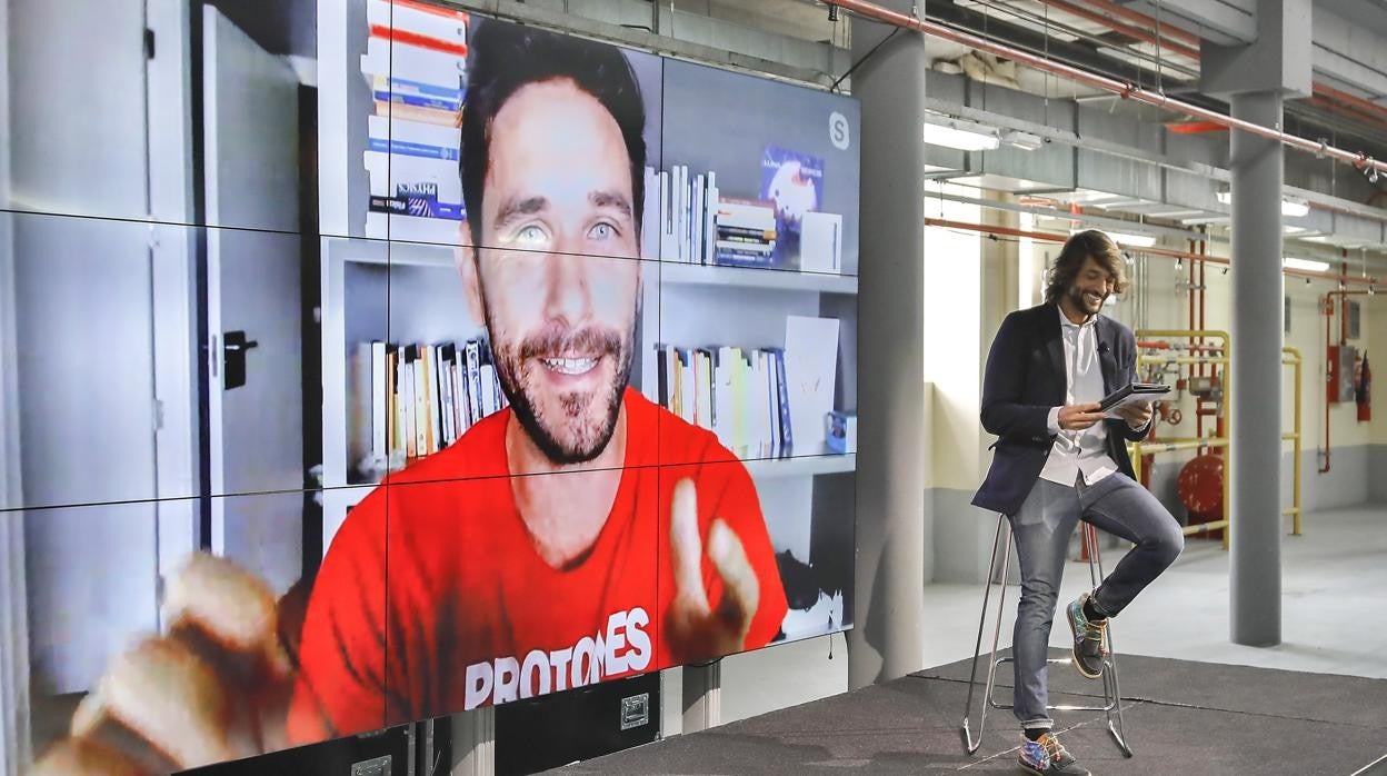 El doctor en Física de partículas, ingeniero en telecomunicaciones y divulgador científico, Javier Santaolalla, participó por videoconferencia