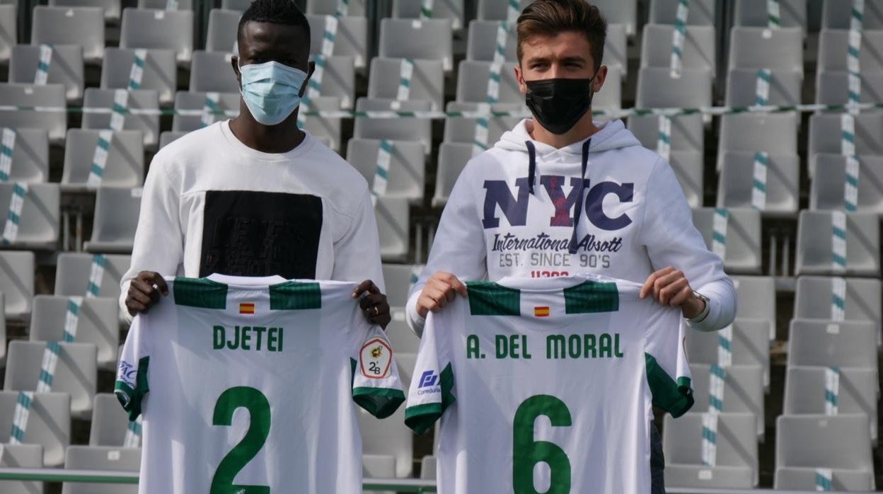 Los jugadores Alberto del Moral y Djetei, este jueves en el estadio, tras su renovación