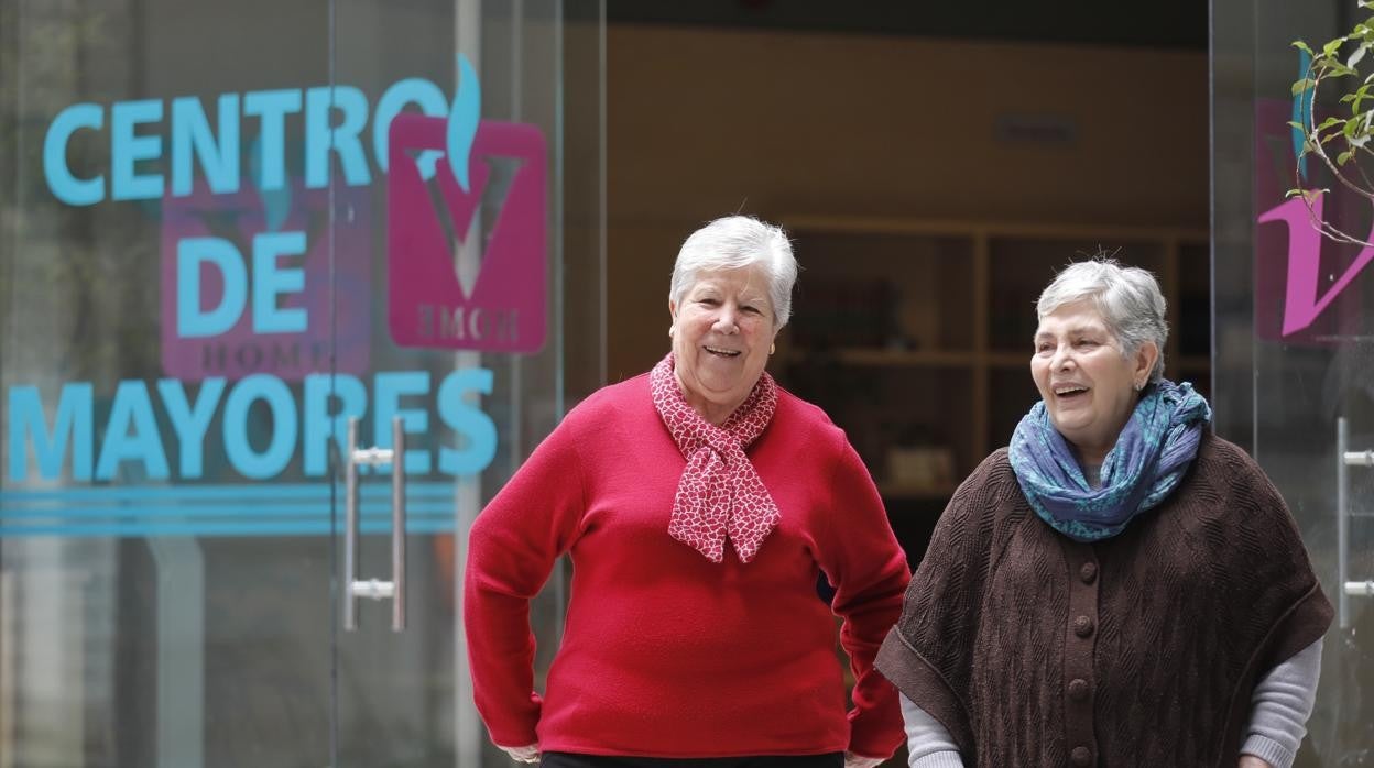 Carmen Díaz y Estrella Guzmán posan en la entrada de Vitalia San Rafael