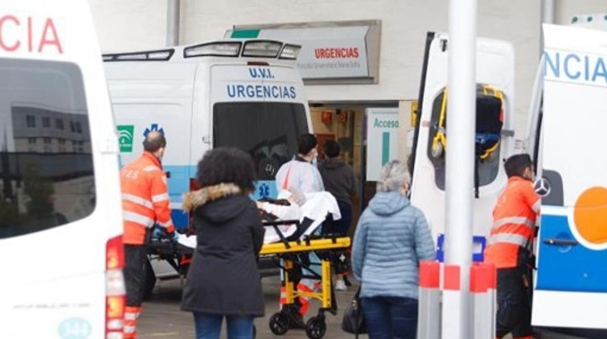 Ambulancias a la puerta de un centro médico