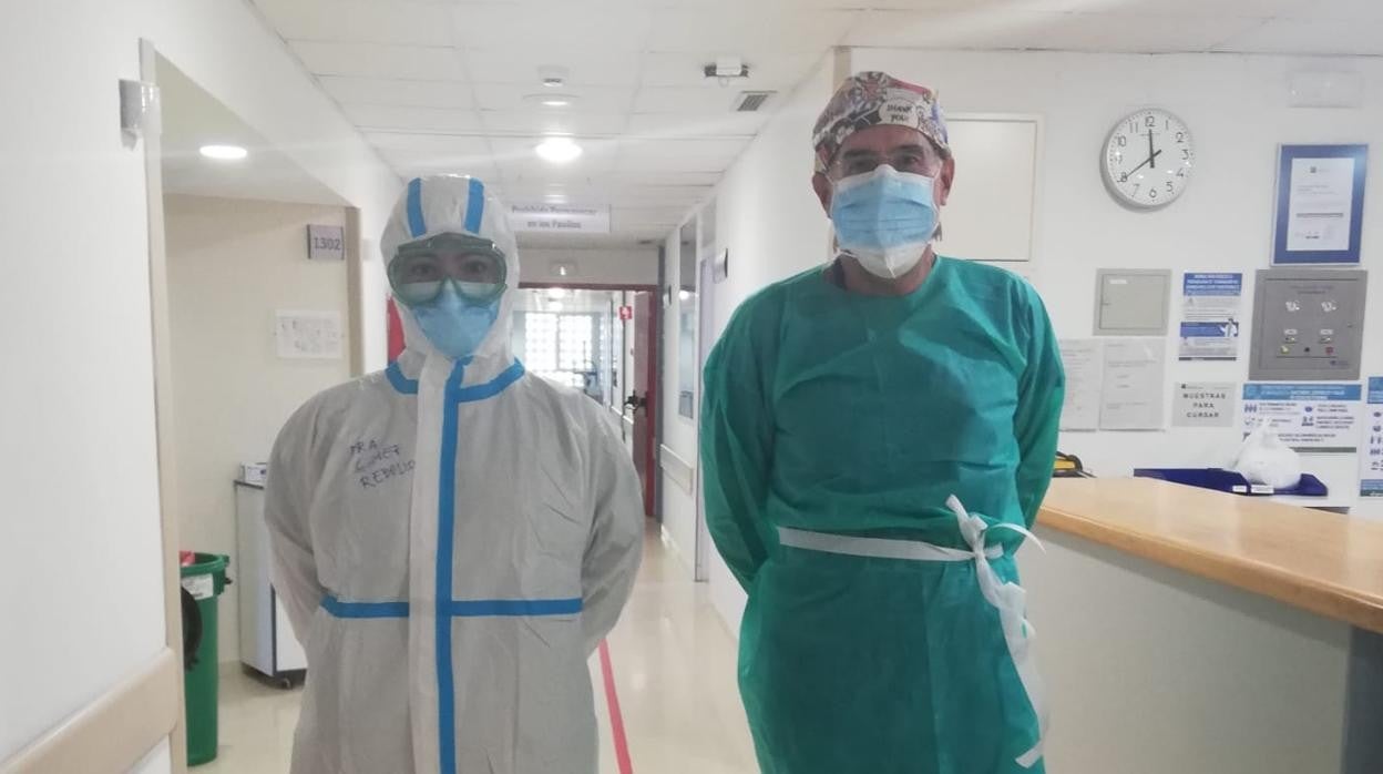 El neumólogo José Manuel Vaquero (derecha), a la derecha, en el Hospital Reina Sofía, con una compañera