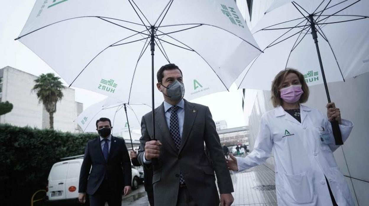 El presidente de la Junta de Andalucía, Juanma Moreno, acompañado de la directora gerente del Hospital Reina Sofía de Córdoba, Valle García, seguido por el alcalde de Córdoba, José María Bellido