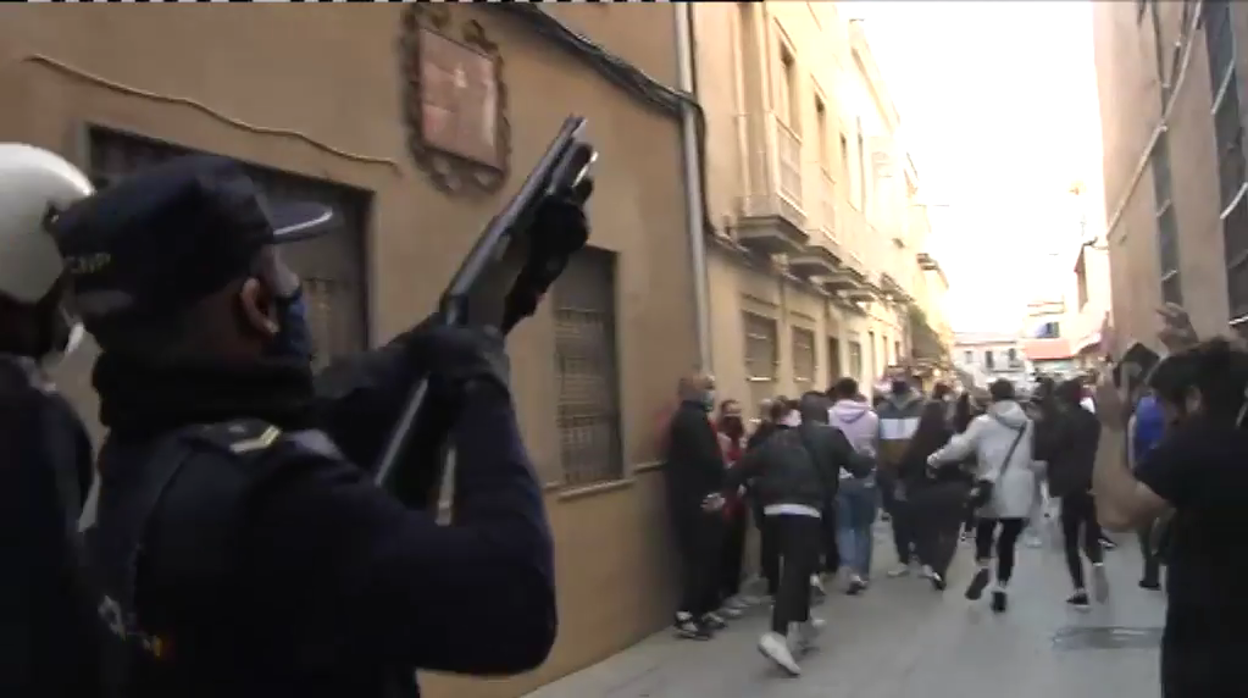 Disturbios en Linares tras la paliza de dos agentes de policía a un hombre y su hija
