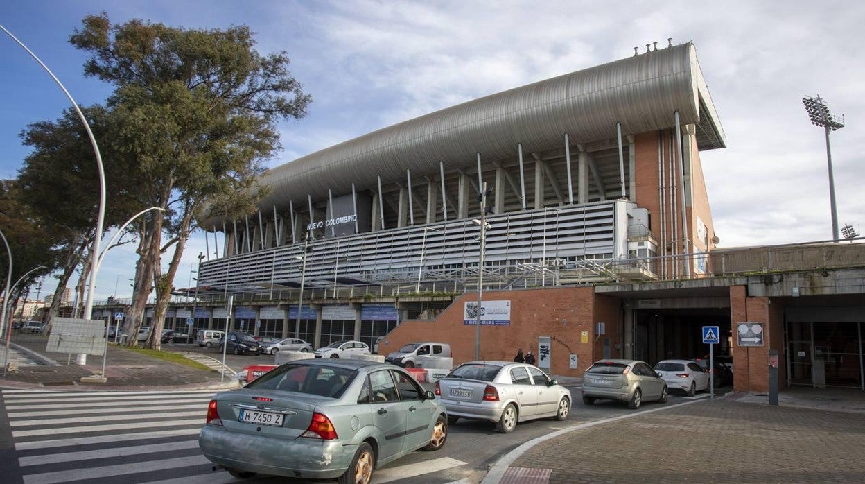 Cola de coches para la vacunación contra la Covid-19 en Huelva