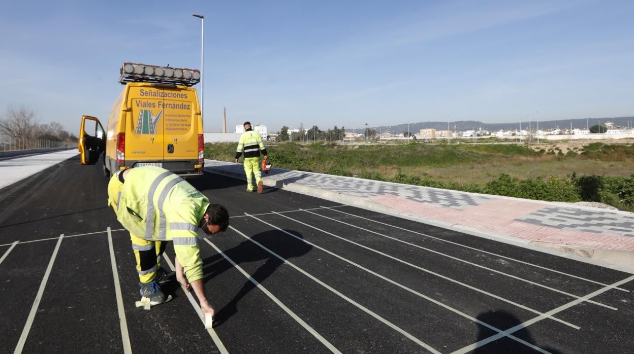Operarios, ayer en los trabajos del polígono de la vieja Azucarera de Villarrubia