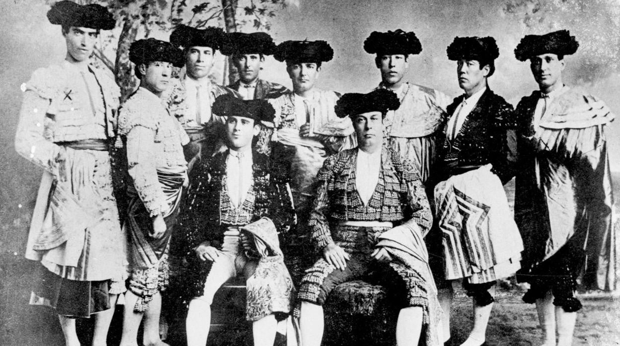 Guerrita, centro y sentado a la izquierda, con su cuadrilla