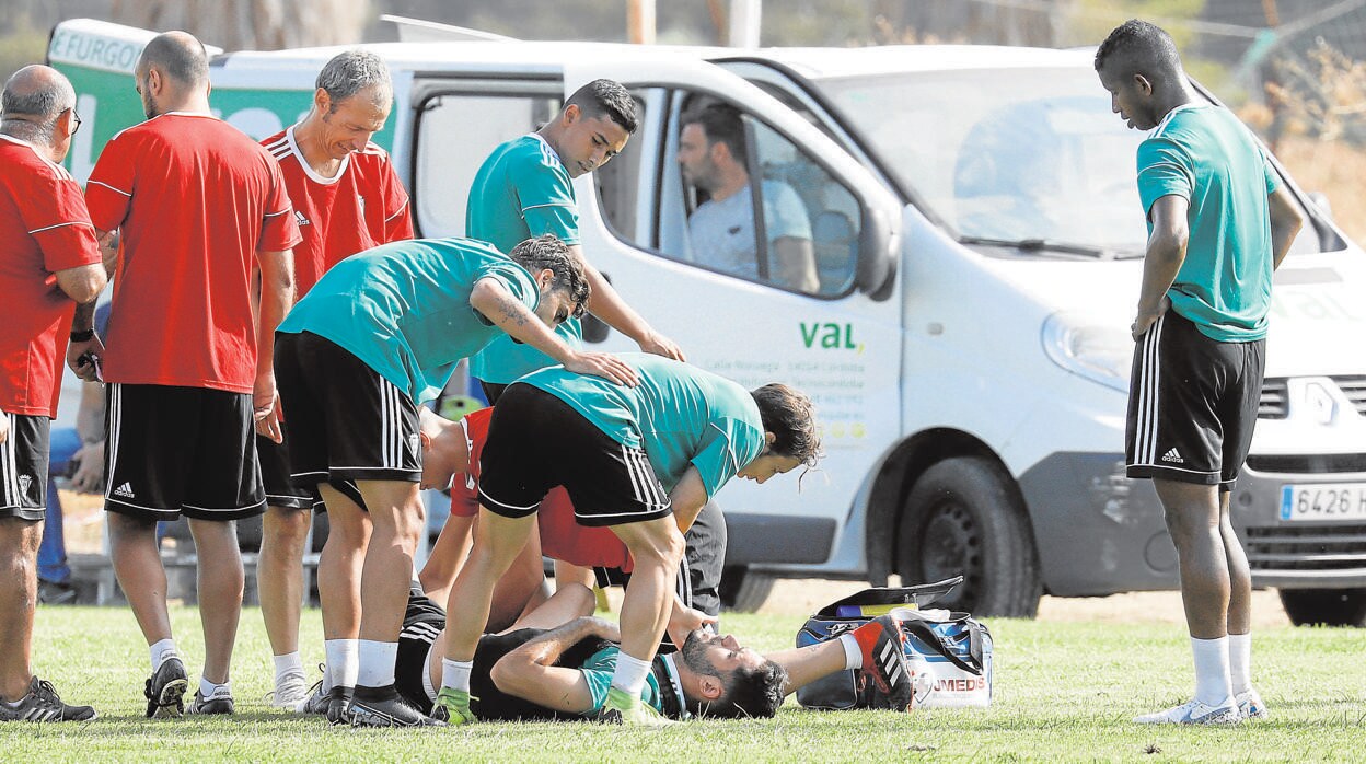 Los médicos de Beiman atienden Vallejo en un entrenamiento del Córdoba en 2019