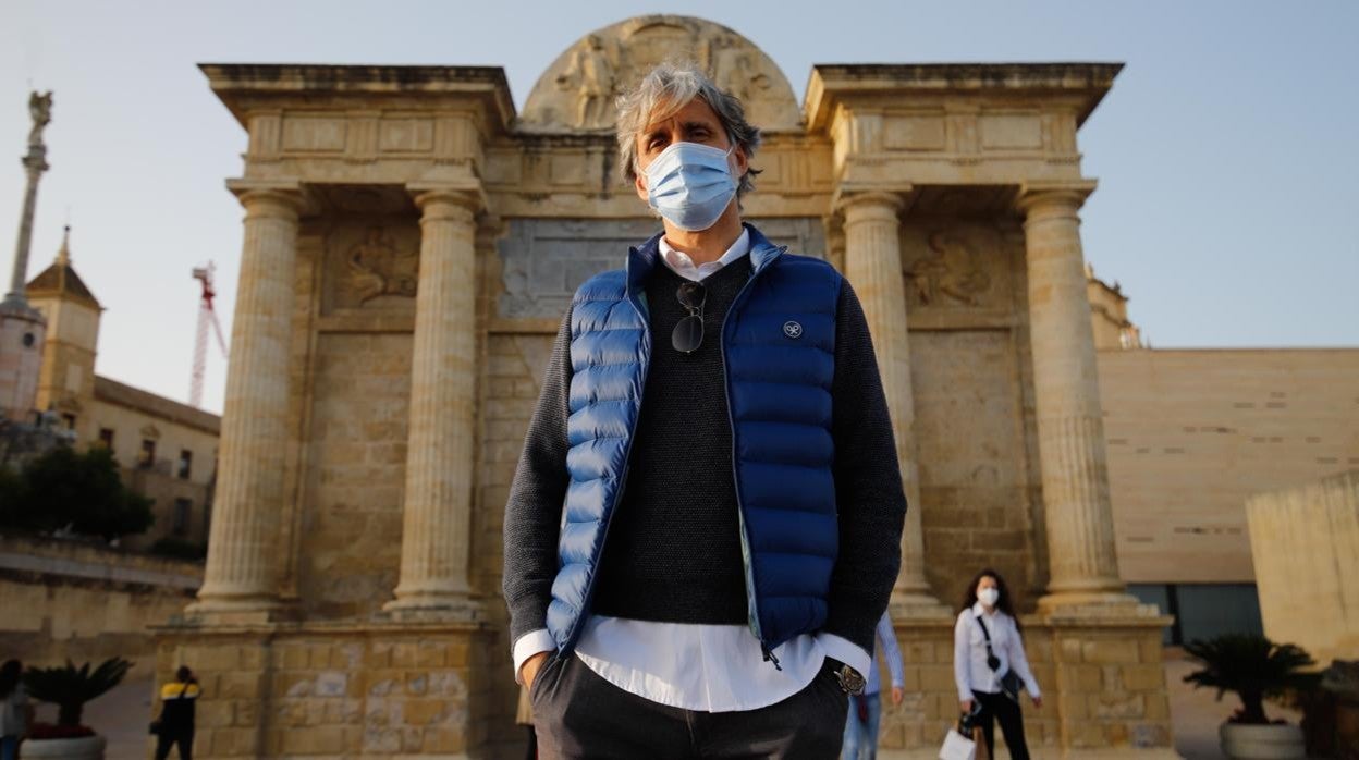 El entrenador del Córdoba CF, Pablo Alfaro, atienda a ABC en la Puerta del Puente (Arco del Triunfo)