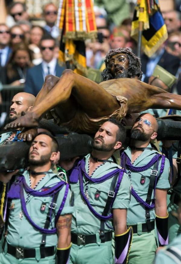Los legionarios de la X Bandera del Tercio Alejandro Farnesio IV de La Legión, trasladan el Santísimo Cristo de la Buena Muerte y Ánimas "Cristo de Mena", el Jueves Santo en Málaga