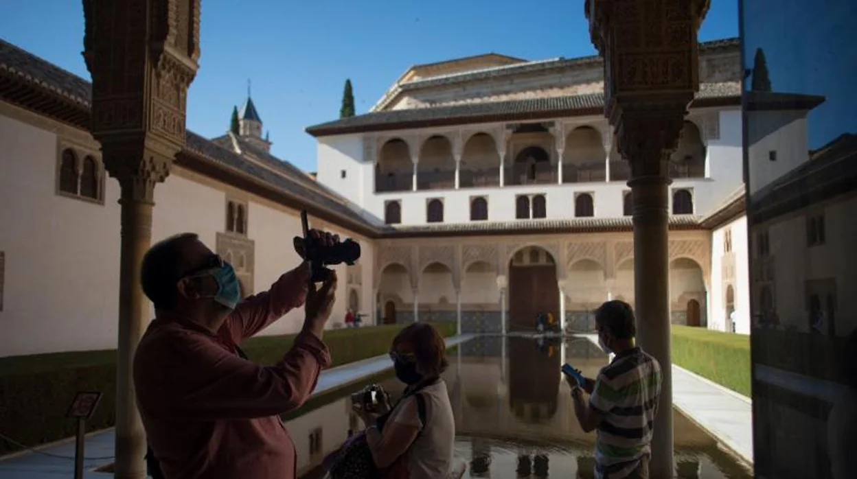 Turistas en la Alhambra de Granada
