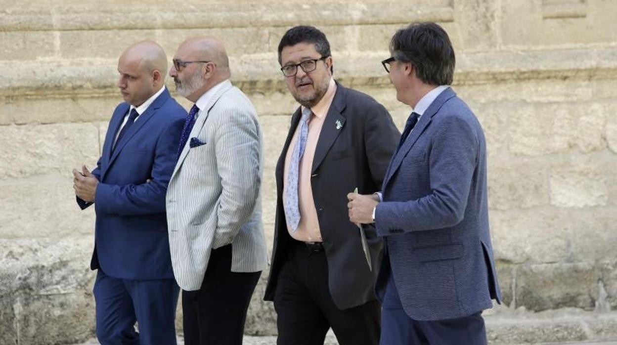 El juez Francisco Serrano, tercero por la izquierda, en el Parlamento de Andalucía