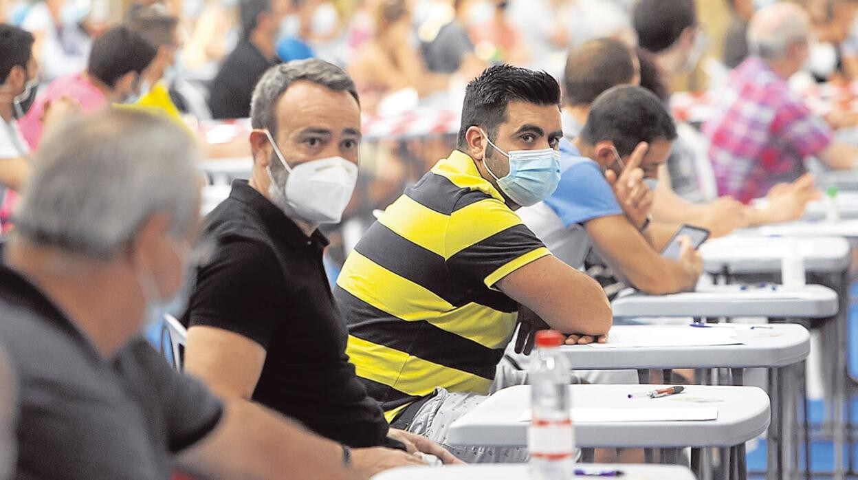 Opositores con mascarilla durante la realización de un examen