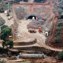 Foto aérea de uno de los túneles de Brazatortas a finales de los 80