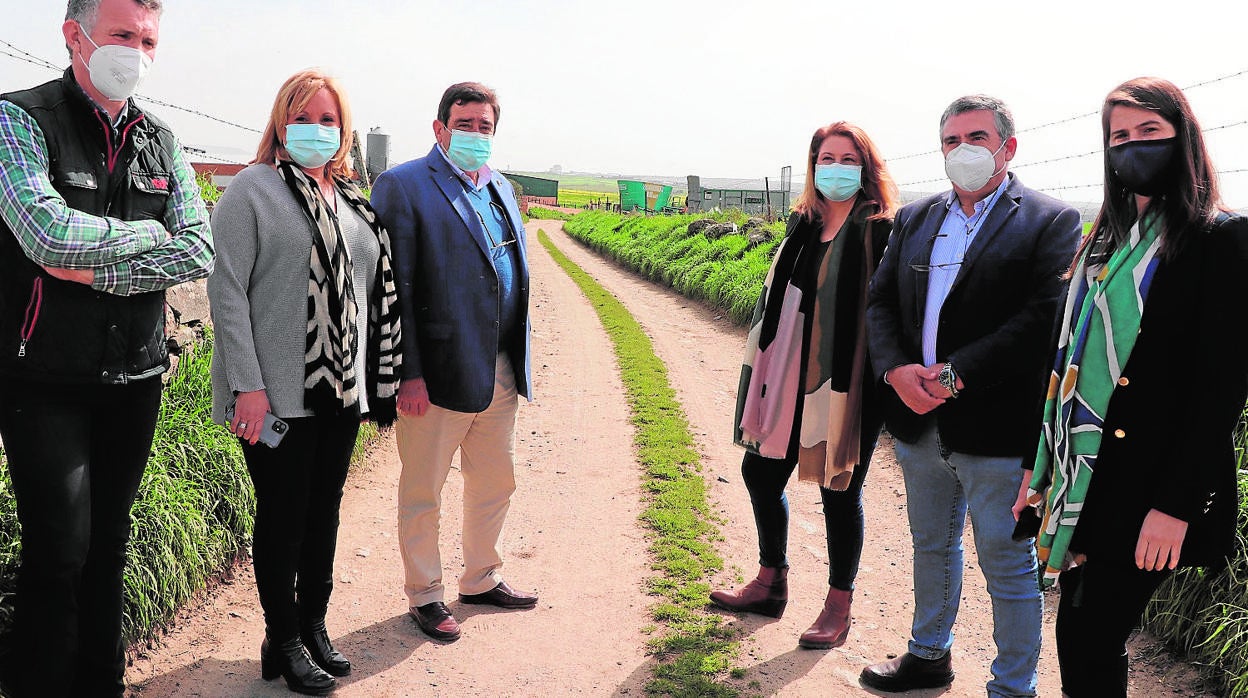 la consejera de Agricultura (tercerda por la derecha) en la presentación de las obras en un camino rural de Córdoba