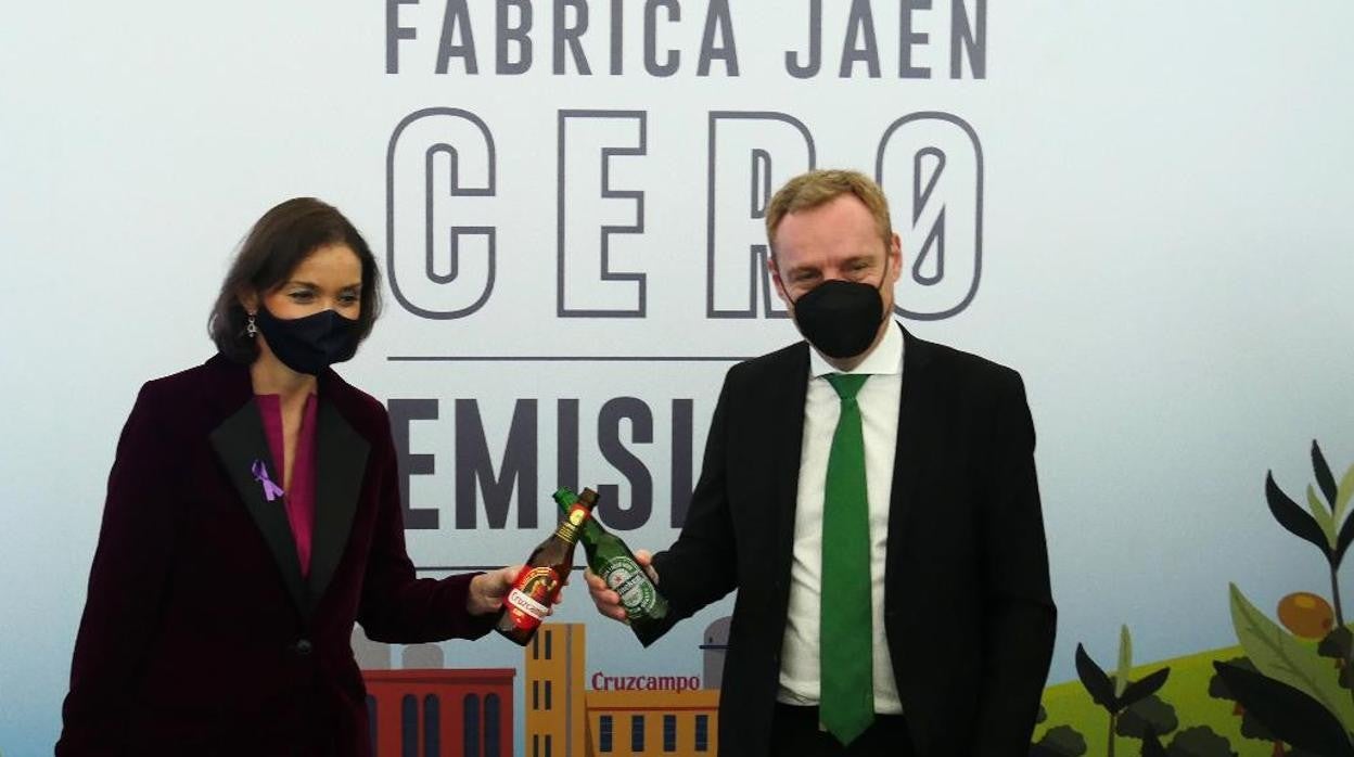 La ministra de Industria, Reyes Maroto, y el presidente de Heineken España, Guillaume Duverdier