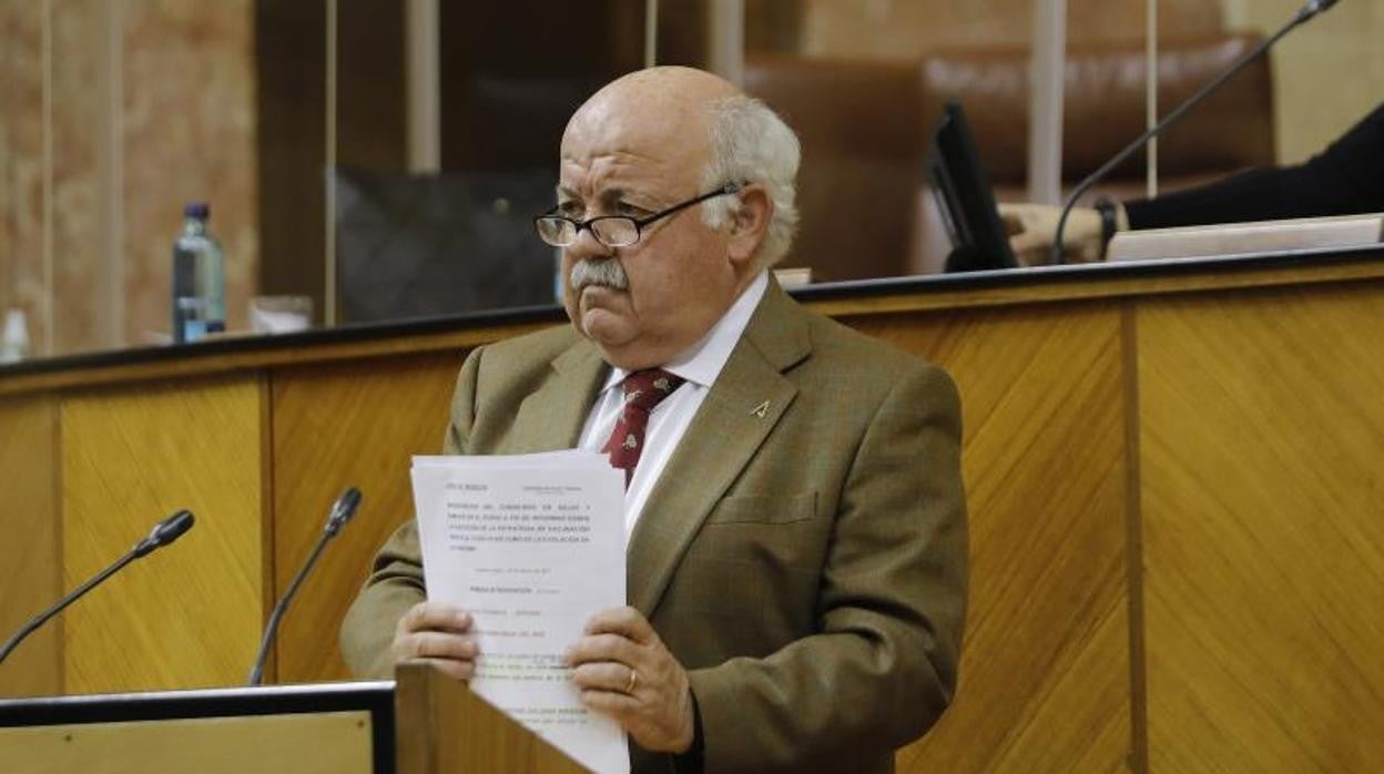 El consejero de Salud y Familias, Jesús Aguirre, ayer miércoles 10 de marzo en el Parlamento andaluz
