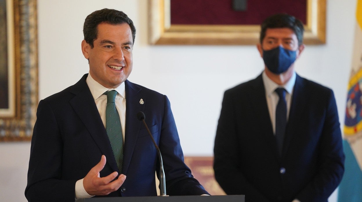 Juanma Moreno, con Juan Marín al fondo, en el Ayuntamiento de palos de la Frontera