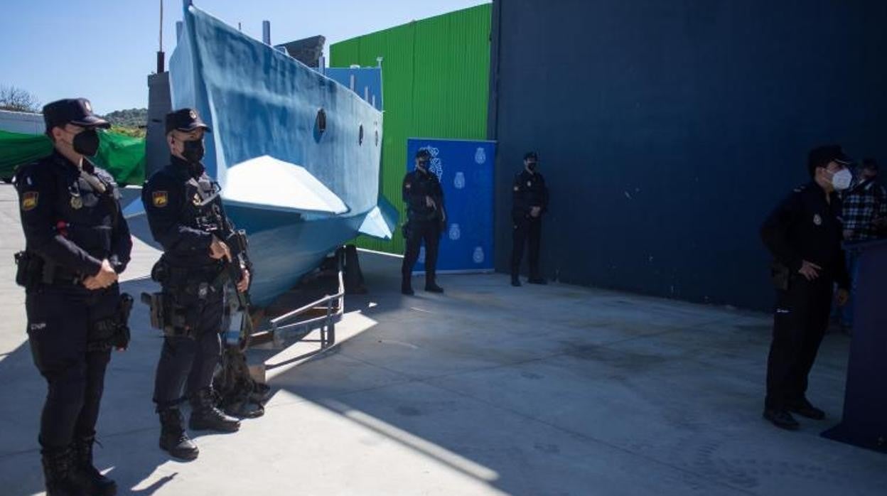 Varios policías nacionales, junto a la embarcación