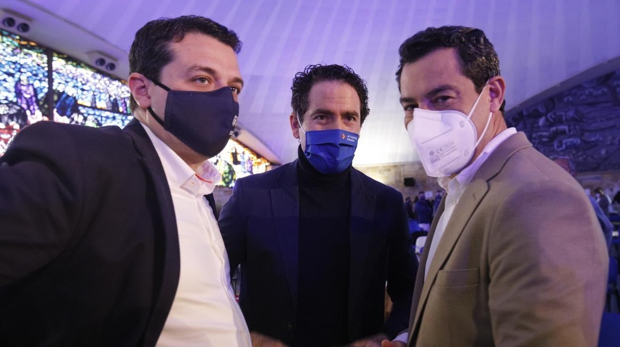 García Egea, hoy flanqueado por el alcalde de Córdoba y el presdente de la Junta