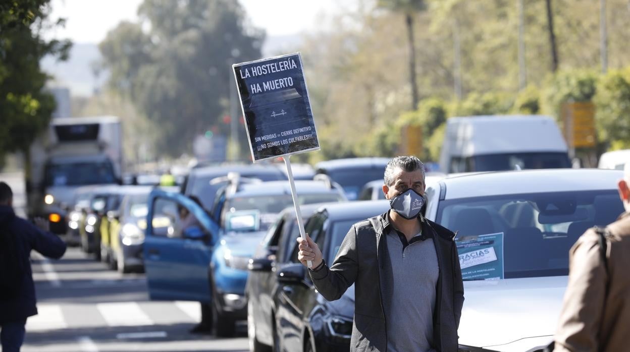 Un hostelero, durante la manifestación de este martes en Córdoba