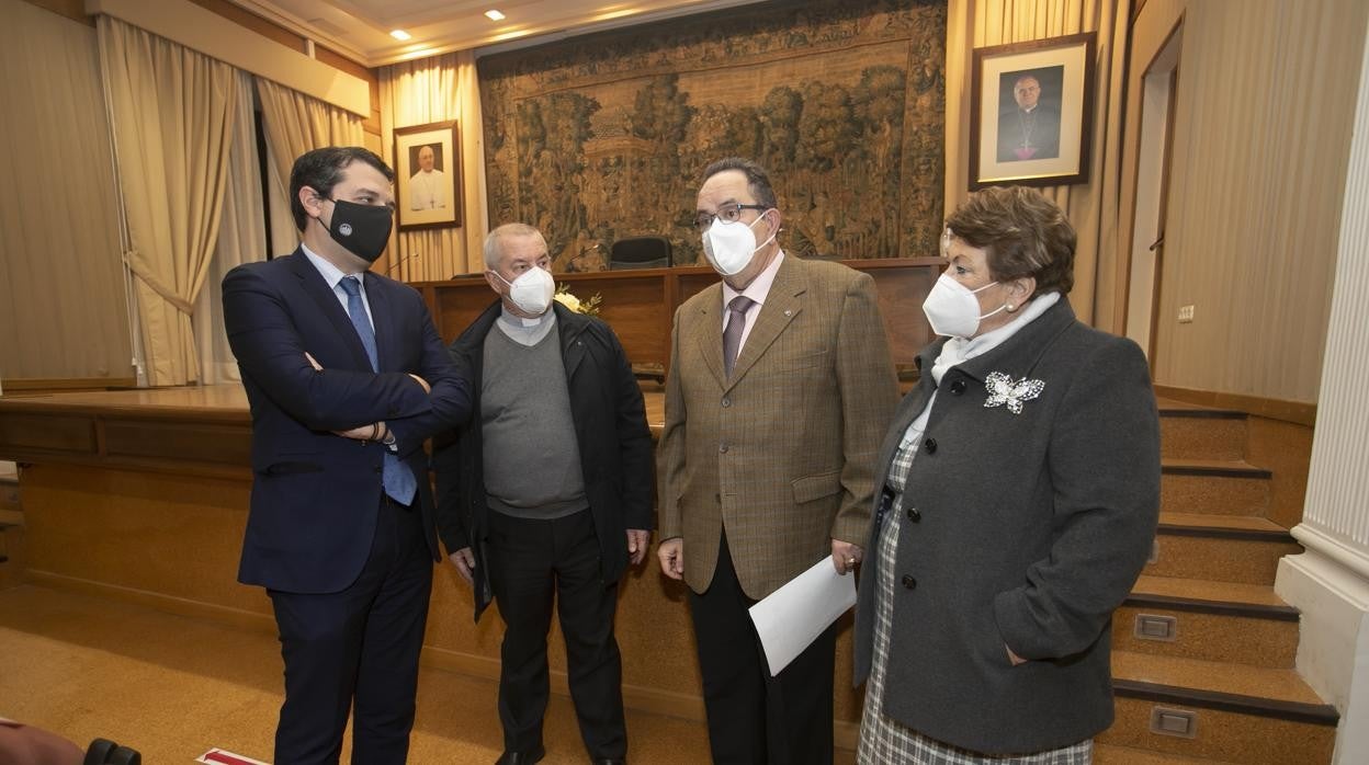 El alcalde, en la Agrupación de Cofradías, con altos cargos de la entidad