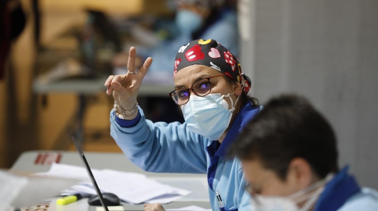 Dos profesionales sanitarios en la vacunación a profesores de hace unas semanas