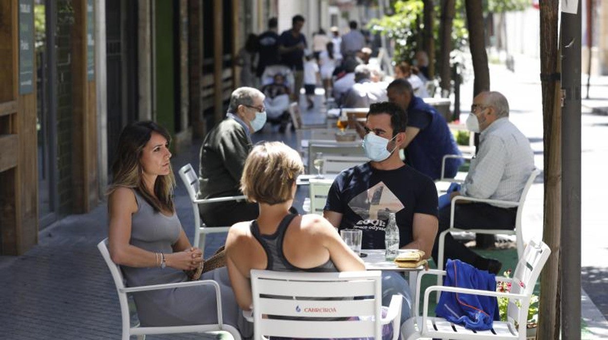 Los grupos podrán ser de máximo seis personas al aire libre en Andalucía