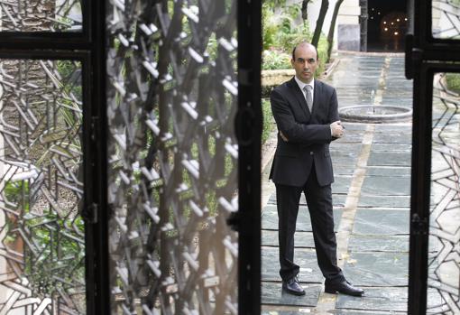 Alberto Pérez, director del Palacio del Bailío, posa en el establecimiento