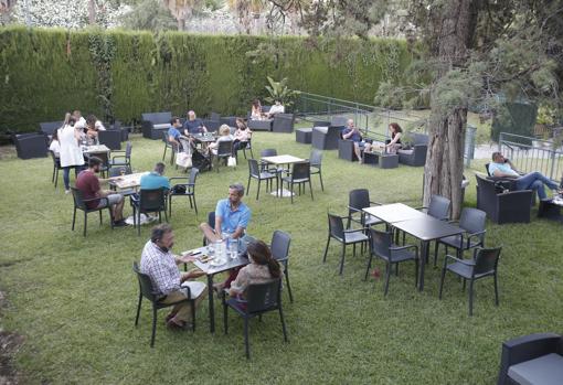 Terraza del Hotel Los Abetos el verano pasado