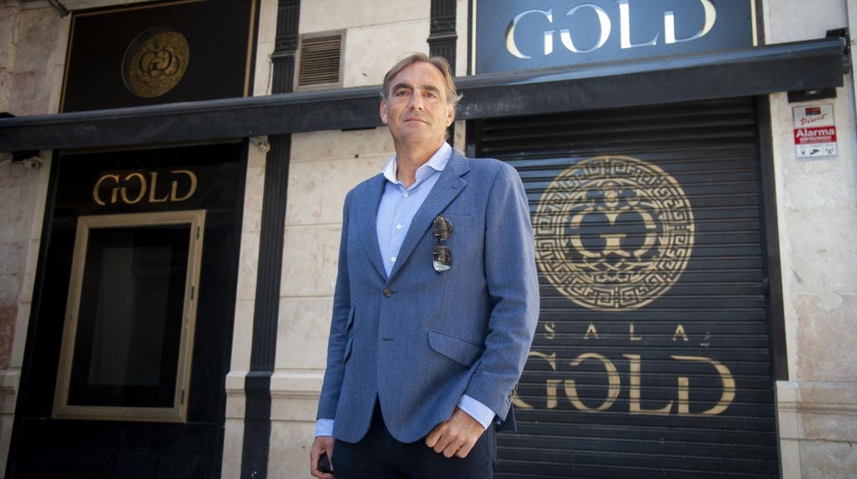 El vicepresidente de la Federación Andaluza de Empresarios de Discotecas delante de un local suyo cerrado