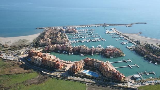 Rescatado en el puerto de Sotogrande un joven con un disparo en la rodilla