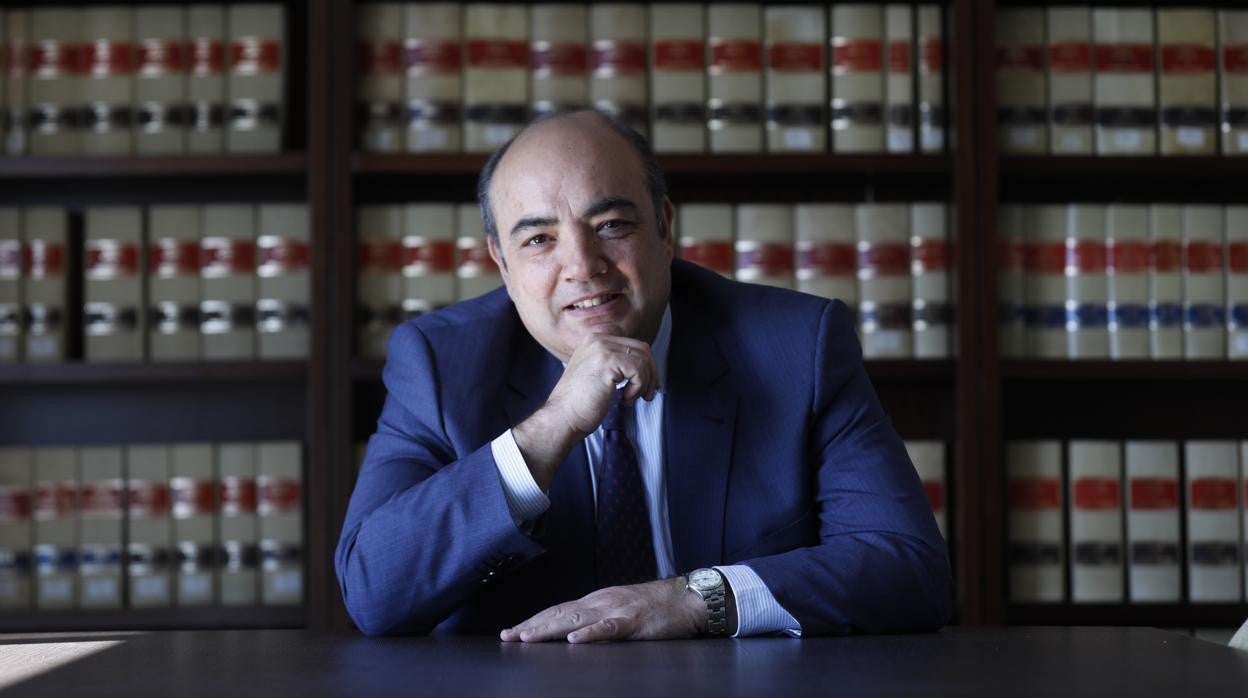 José Luis Garrido en su nuevo bufete jurídico en Córdoba durante la entrevista con ABC