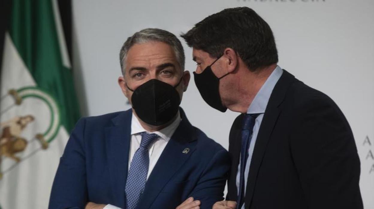 El consejero de la Presidencia, Elías Bendodo (i), charla ayer con el vicepresidente de la Junta, Juan Marín