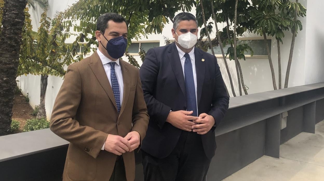 El presidente andaluz, Juanma Moreno, con el alcalde de Mijas, Josele González, en su visita al CIO Mijas