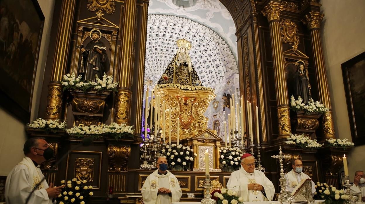 El obispo, Demetrio Fernández, durante la fiesta de regla. En el vídeo, la cola y el interior del templo