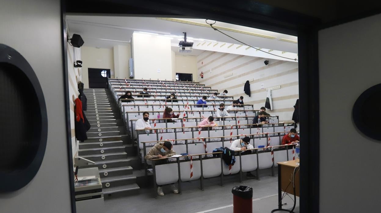 Examen en un aulariode la Universidad de Córdoba en el campus de Rabanales