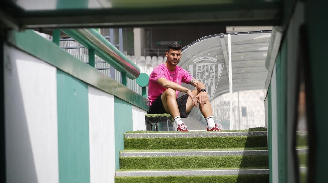 El delantero y máximo goleador del Córdoba CF, Willy, en la salida del túnel de vestuarios