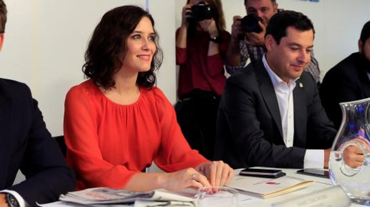 Isabel Díaz Ayuso y Juanma Moreno, en una reunión del Comité Ejecutivo Nacional del PP
