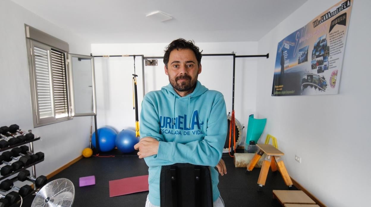 El deportista, en una sala de ejercicios de su casa