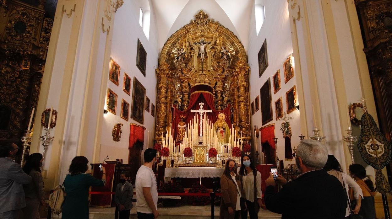 Jesús de las Penas y la Virgen de la Esperanza, en el altar mayor de San Andrés