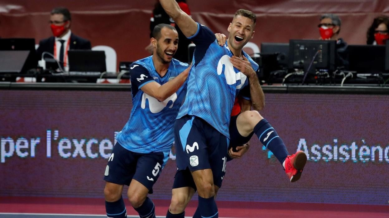 El cordobés Boyis, con dorsal cinco y a la izquierda, celebra, el domingo, el título con el Inter