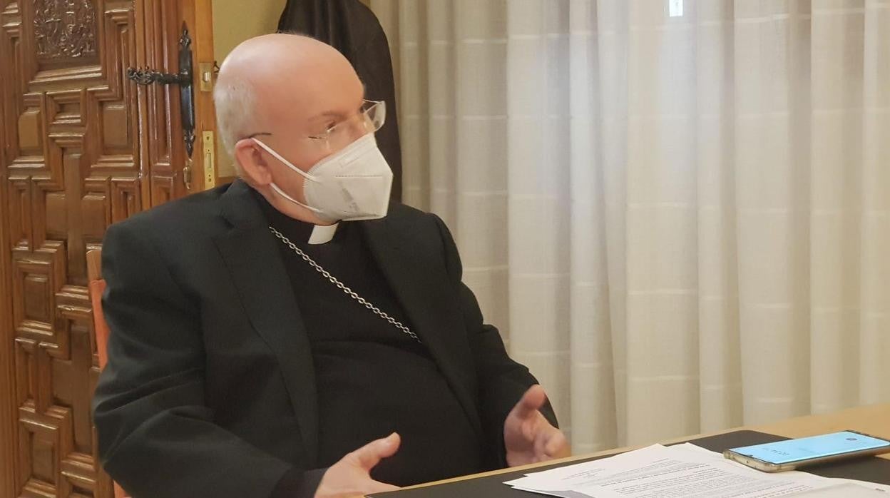 El obispo de Jaén, durante la entrevista